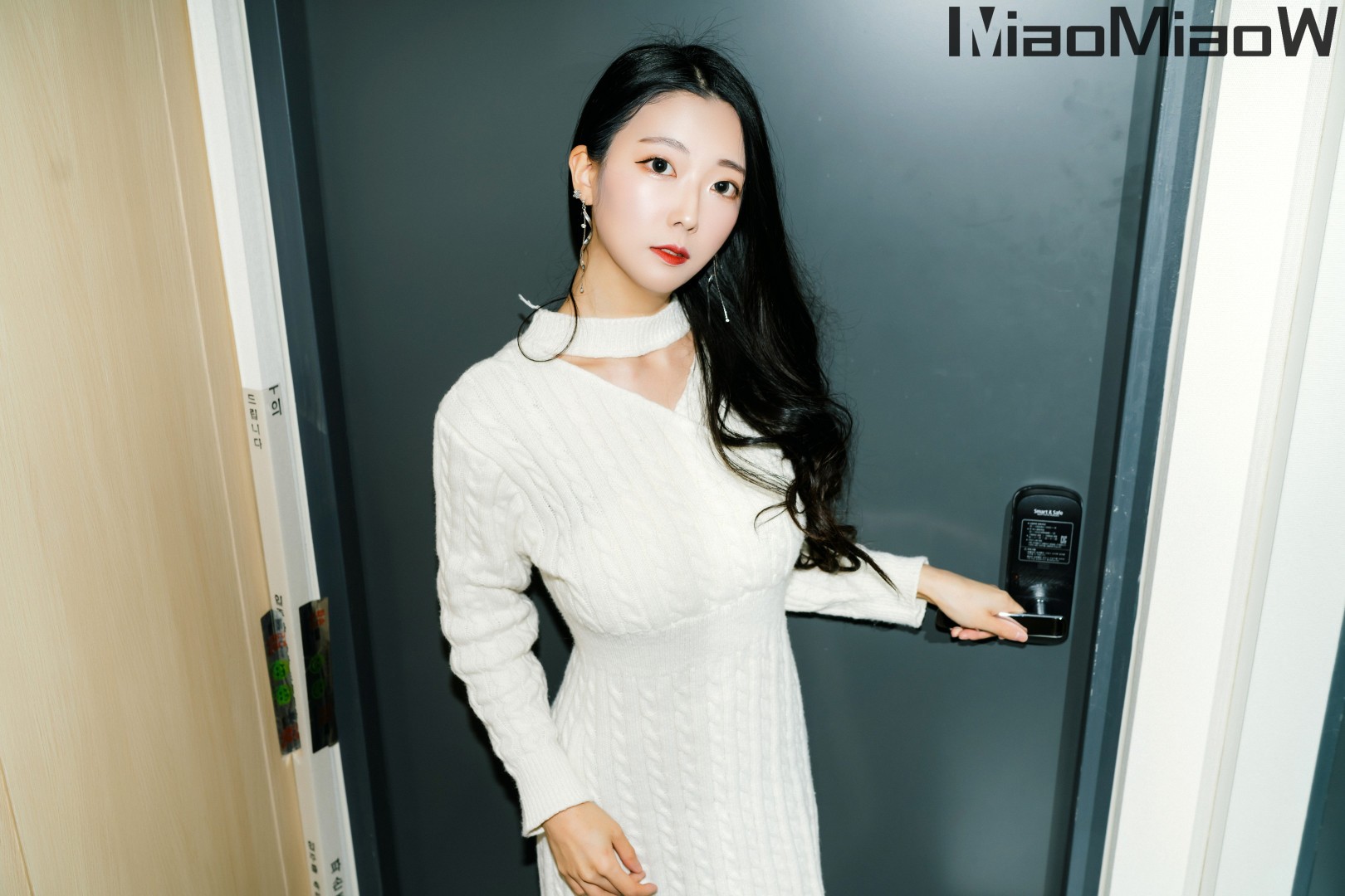 [Moon Night Snap] Mona (모나) – In the room [77P-355MB]