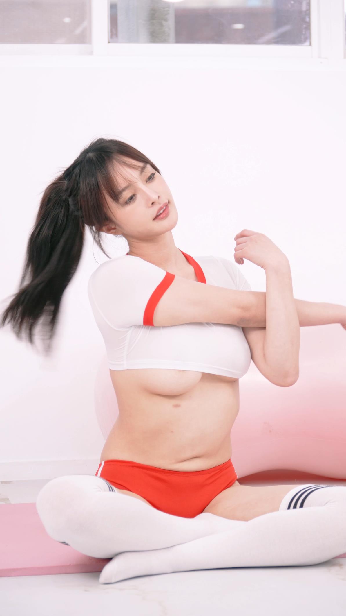 Mina (민아) – Red Bloomers [1V-2.08GB]